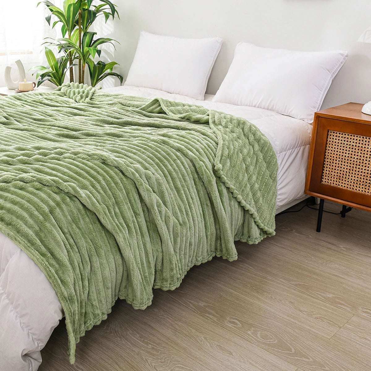 Ultra-Soft Plush Flannel Blanket – Warm Throw for Home, Sofa & Camping